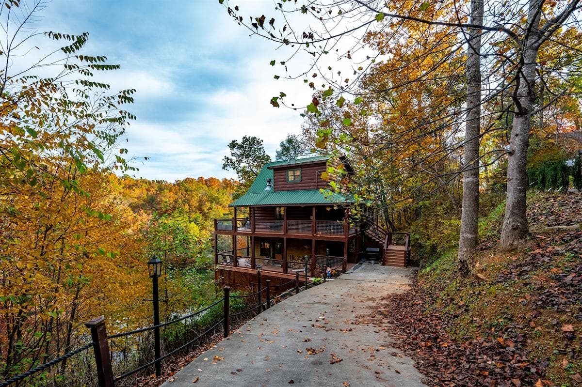 Easy Drive in With Gentle Sloping Driveway With Lake & Mountain Views